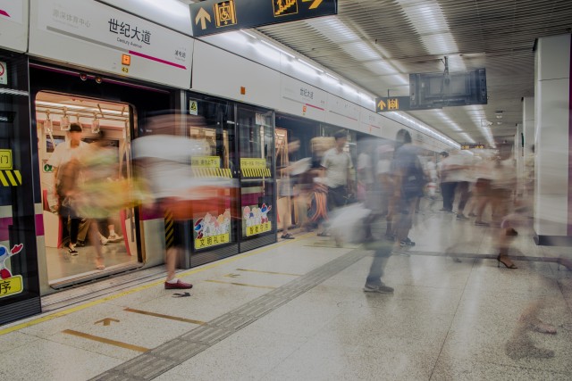 上海の地下鉄の人々