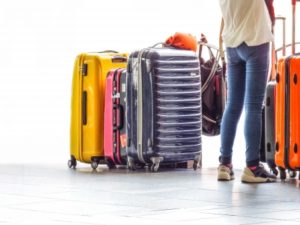 自宅から空港へスーツケースの宅急便はいくらかかる？