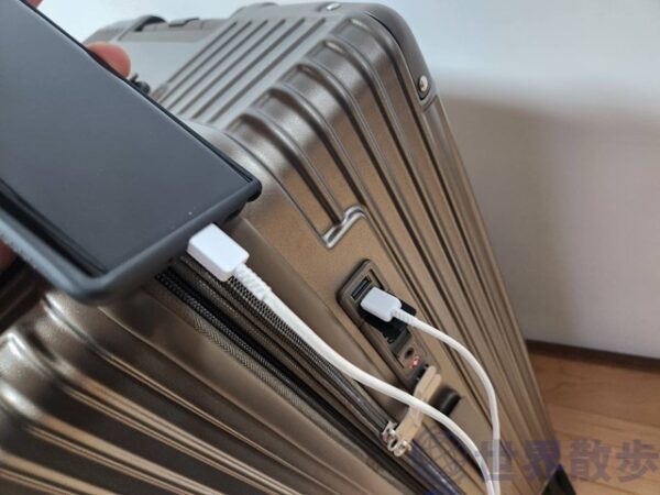USBポート付きのスーツケース